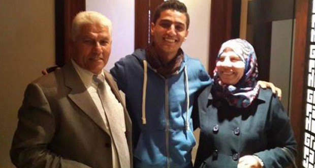 بالصور: بعد جولات عالمية ناجحة محمد عساف عاد إلى رام الله وإلتقى والديه