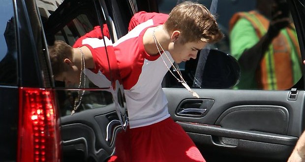 بالصور: إعتقال Justin Bieber بتهمة تخطي السرعة وما علاقة نوادي التعرّي؟