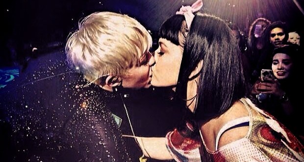 بالفيديو: Miley Cyrus تفاجئ Katy Perry وتقبّلها قبلة ساخنة أمام الجماهير
