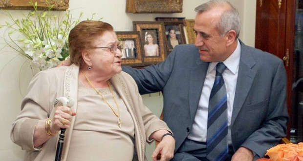 هكذا عايد رئيس الجمهورية اللبنانية ميشال سليمان والدته في عيد الأم