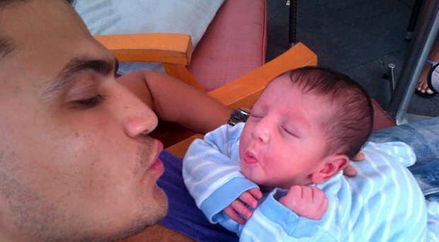 الصورة الأولى لطفل هيثم سعيد “يوسف” الذي ولد منذ أيام
