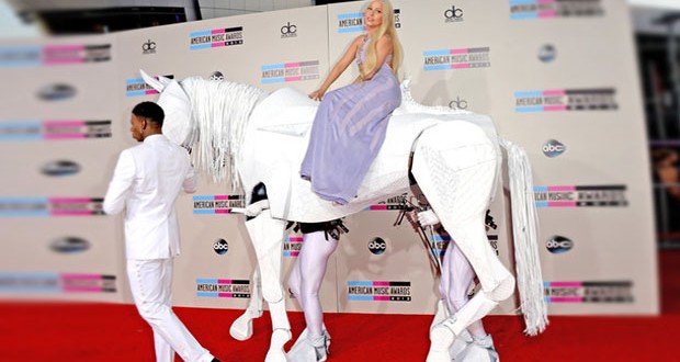بالصور والفيديو: Lady Gaga حضرت حفل الـ American Music Awards على حصان