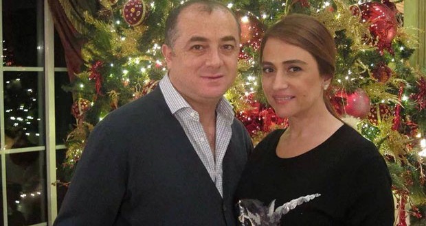 بالصورة: جوليا بطرس مع زوجها أمام شجرة الميلاد