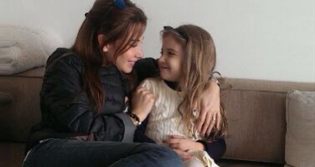 بالصورة: نانسي عجرم وإبنتها الجميلة ميلا في لقطة عفوية رائعة