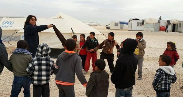 بالصورة: سيرين عبد النور تلعب مع الأطفال في مخيم الزعتري