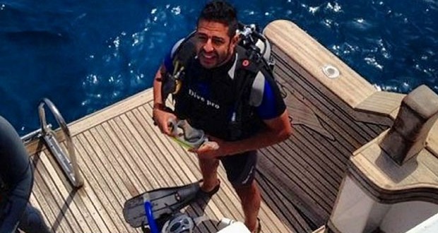 بالصور: محمد حماقي يغطس في عمق البحر الأحمر