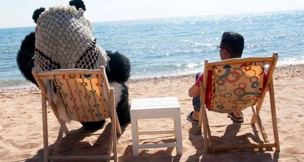 بالصور: أحمد حلمي والـ Panda على شاطئ البحر في “صنع في مصر”