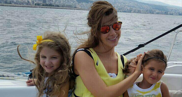 بالصورة: نانسي عجرم مع إبنتيها ميلا وإيلا ويوم مميّز في بحر لبنان