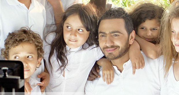 تامر حسني نجم الأجيال، إكتسح مواقع التواصل وأغنياته بأصوات أطفال العالم