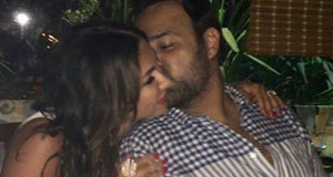 قبلة رومانسية بين عاصي الحلاني وزوجته – بالصور