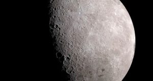 ناسا تؤكد وجود مياه جليدية على سطح القمر