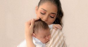 بلقيس تهدي طفلها الرضيع أغنية وكليب – بالفيديو