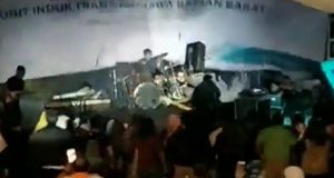 تسونامي إندونيسيا “القاتل” يبتلع حفلا موسيقيا لفرقة Seventeen – بالفيديو