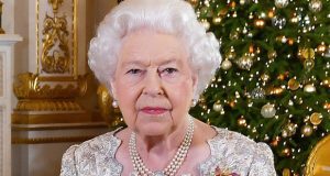 الملكة اليزابيث تُبقي الزينة الميلادية في قصرها حتى هذا التاريخ.. إليكم السبب!