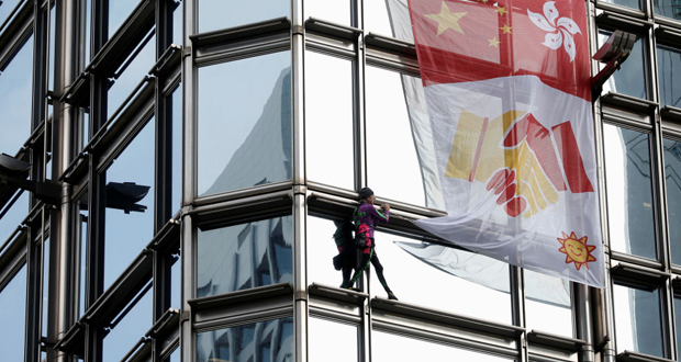 “الرجل العنكبوت” الفرنسي يتسلق برجا في هونغ كونغ ويرفع راية مصالحة