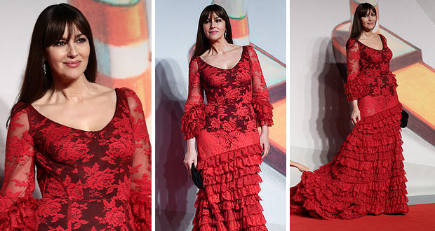 مونيكا بيلوتشي بـ “الأحمر المثير” في مهرجان فينسيا – بالصور