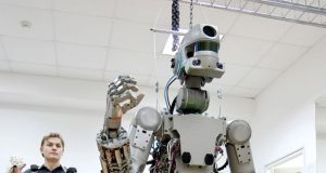 الروبوت “فيدور” يشعل المثقب ويمسح يديه بالمنشفة