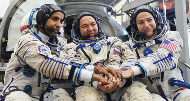 رائد الفضاء الإماراتي ينشر صورة من ارتفاع 400 كم ويطلب تحديد المكان