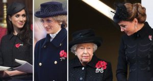 ما سر الزهرات الحمراء الخمس التي تتزين بها ملكة بريطانيا؟