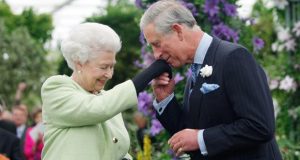 هل تتخلّى الملكة إليزابيث عن العرش لصالح الأمير تشارلز؟
