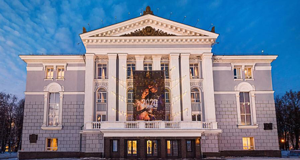 مسرح روسي يطبق التباعد الاجتماعي بحضور شخص واحد للحفل