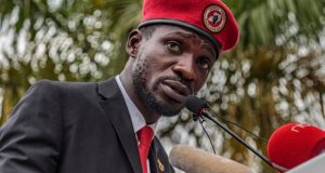 نجم “البوب” والسياسي الأوغندي يكافح كورونا بالغناء