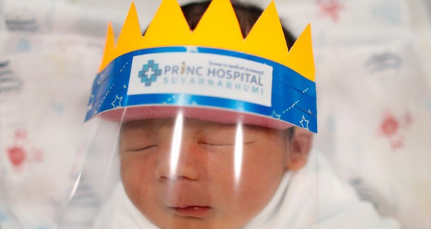 مستشفى تايلاندي يصنّع دروعاً صغيرة للوجه للأطفال حديثي الولادة
