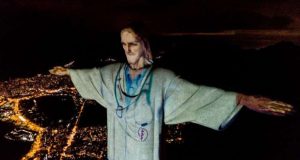 إضاءة تمثال المسيح في ريو دي جانيرو بـ “زيّ طبيب”.. تكريمًا للعاملين في مجال الرعاية الصحية