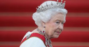 الملكة إليزابيث تعلق مهامها الملكية العلنية لأجل غير مسمى