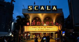 مسرح “لا سكالا” في بانكوك يقدم آخر عروضه قبل إغلاقه