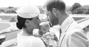 كيف قدم الأمير هاري وميغان ماركل طفلتهما “ليليبت ديانا” إلى الملكة إليزابيث؟