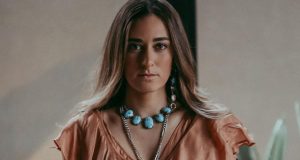 فيديو: أمينة خليل مغنية للمرة الثانية