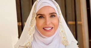 سر ارتداء دينا العباءة والحجاب: من أجل “السيدة زينب”