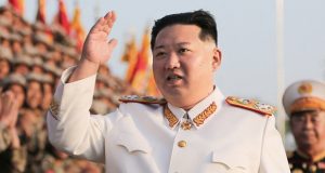 أنشأ “شرطة أزياء”.. زعيم كوريا الشمالية يحارب سراويل “الجينز” الضيقة