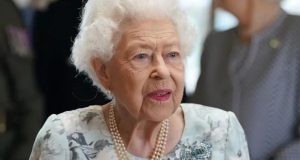 الملكة إليزابيث تفتتح مركزًا لرعاية المسنين وابنتها ترافقها