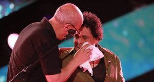 محمد منير يدخل في نوبة بكاء خلال حفله في الإسكندرية
