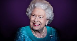 رغم رحيلها.. الملكة إليزابيث تظهر خلال أسبوع الموضة في لندن