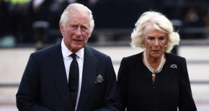 الملك تشارلز وزوجته يُجبران على مغادرة قصر باكنغهام.. والسبب؟