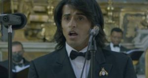 الفنان السعودي خيران الزهراني يغني بالعربية في كنيسة إيطالية