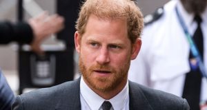 كاتب سيرة الأمير هاري ينفي هذه التهمة أمام المحكمة العليا في لندن