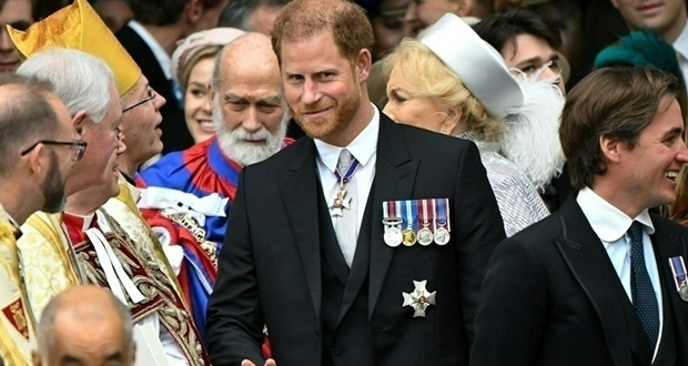 لغة الجسد تكشف مفاجآت عن الأمير هاري خلال تتويج الملك تشارلز