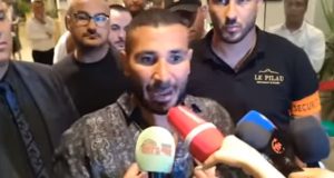 أسكت منظمة حفل فني.. أحمد سعد يغضب التونسيين: “زيارته لا تشرف تونس”