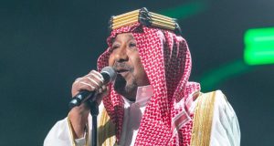 الشاب خالد يفاجئ الجمهور في موسم الجيمرز.. أطلّ بالزي السعودي