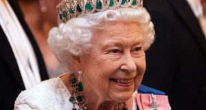 تكريم الملكة إليزابيث بأغلى عملة ذهبية في العالم