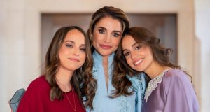 الأردنيون يتفاعلون مع صورة للملكة رانيا وهي تحتضن ابنتيها.. ما المناسبة؟