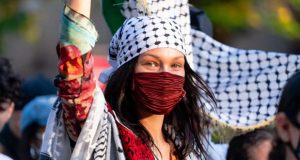 هل استبدلت “ديور” بيلا حديد بعارضة إسرائيلية بسبب دعمها لفلسطين؟