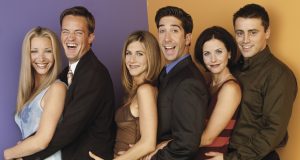 مخرج Friends يكشف.. هكذا تلقّى نجوم العمل خبر وفاة ماثيو بيري