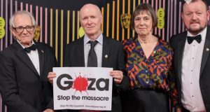كاتب شهير يتضامن مع غزة بحفل جوائز بافتا: أوقفوا المذبحة