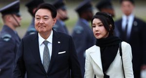 الرئيس الكوري الجنوبي يعتذر عن “السلوك غير الحكيم” لزوجته